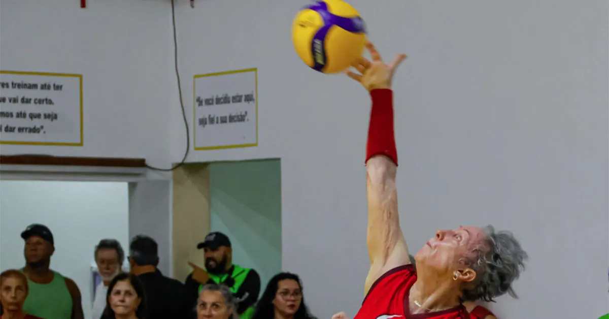 Imagem ilustrativa da notícia: Jogadora de 80 anos surpreende na Superliga Feminina