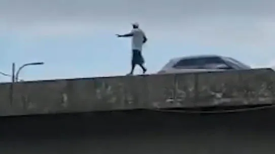 Imagem ilustrativa da notícia: Vídeo: Homem caminha no parapeito de viaduto do Coqueiro