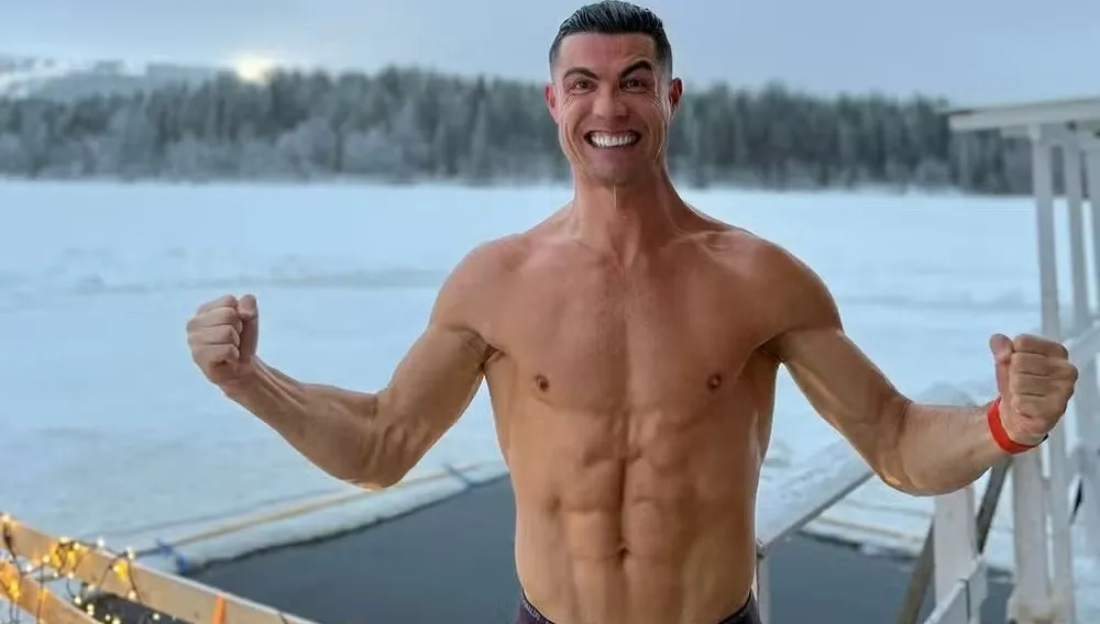 Imagem ilustrativa da notícia: Vídeo: Cristiano Ronaldo entra só de cueca em piscina a -2°C