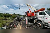 Durante o trajeto, o ônibus estourou o pneu e o motorista perdeu o controle da direção batendo contra uma carreta.