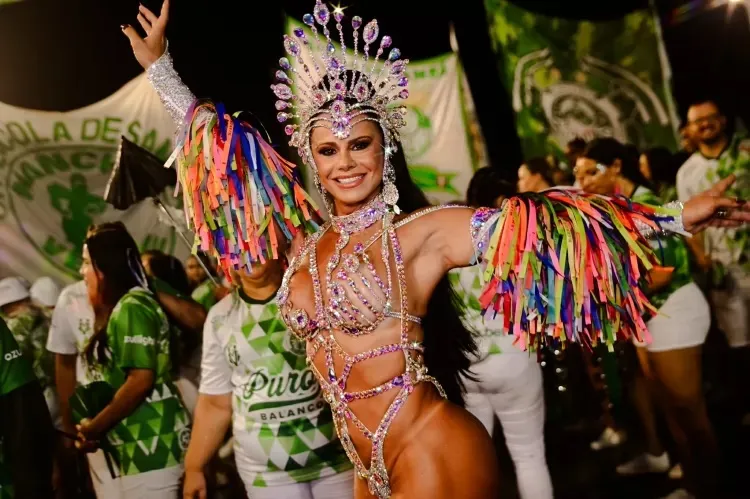 Imagem ilustrativa da notícia: Viviane Araújo deixa bumbum à mostra em ensaio de Carnaval