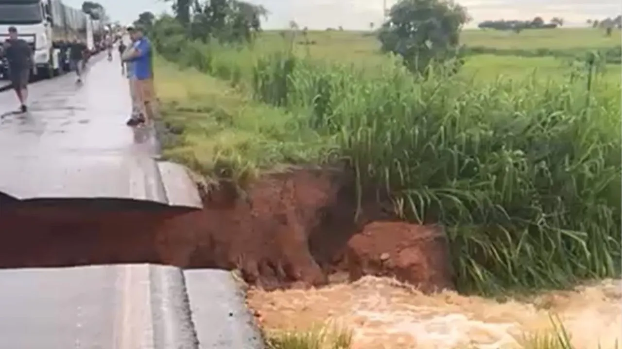 Imagem ilustrativa da notícia: Cratera interdita BR-155 no sul do Pará após fortes chuvas