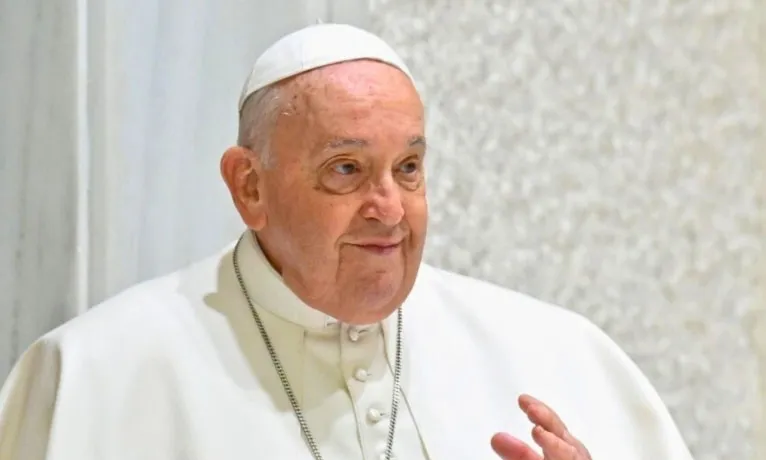 Imagem ilustrativa da notícia: Papa receberá alta e poderá fazer aparição pública neste domingo (23)