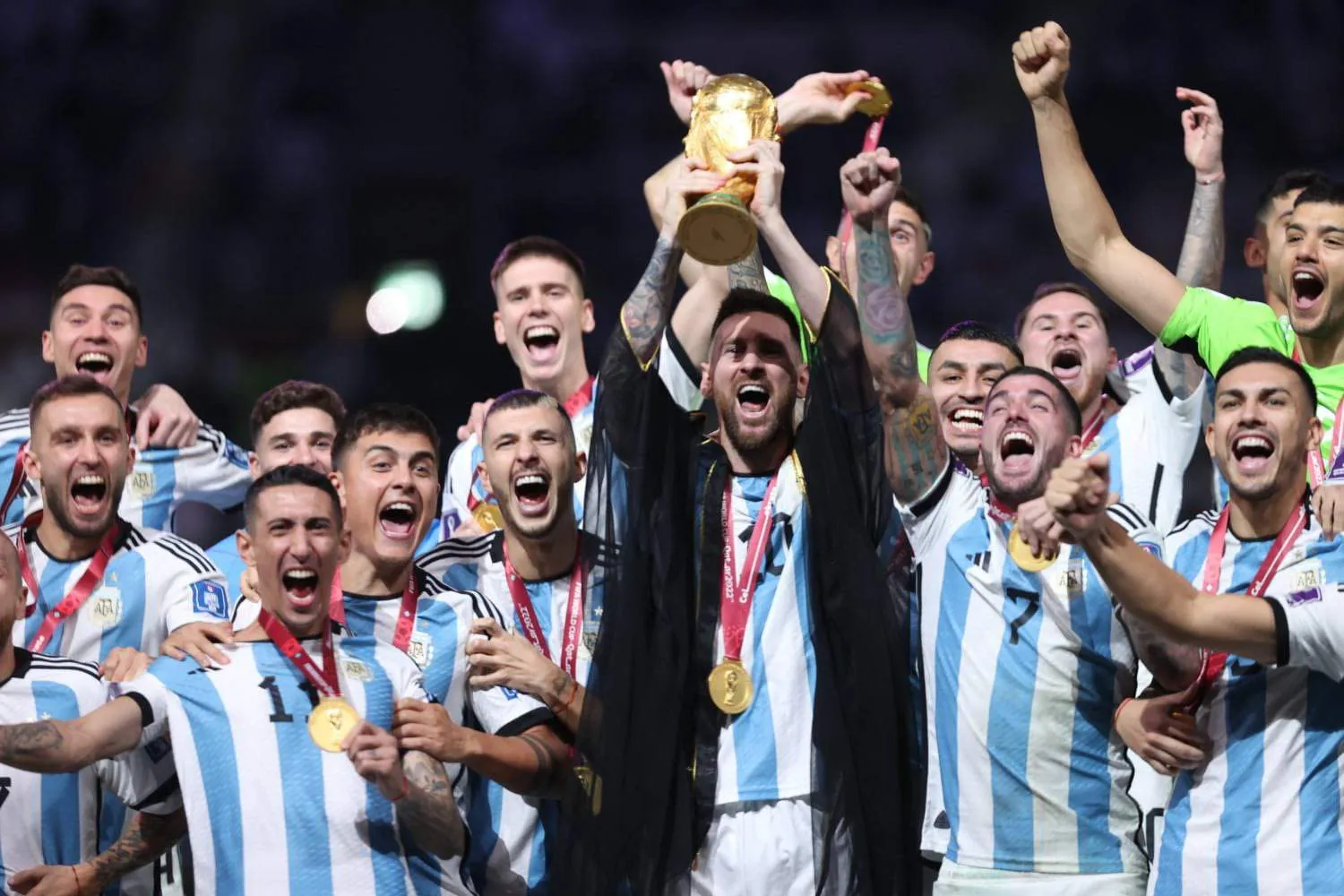 Imagem ilustrativa da notícia: Argentina responde às provocações de Raphinha com taça da Copa de 2022