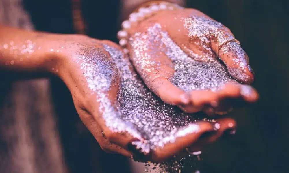 Imagem ilustrativa da notícia: Carnaval: aprenda a tirar o glitter do corpo depois da folia