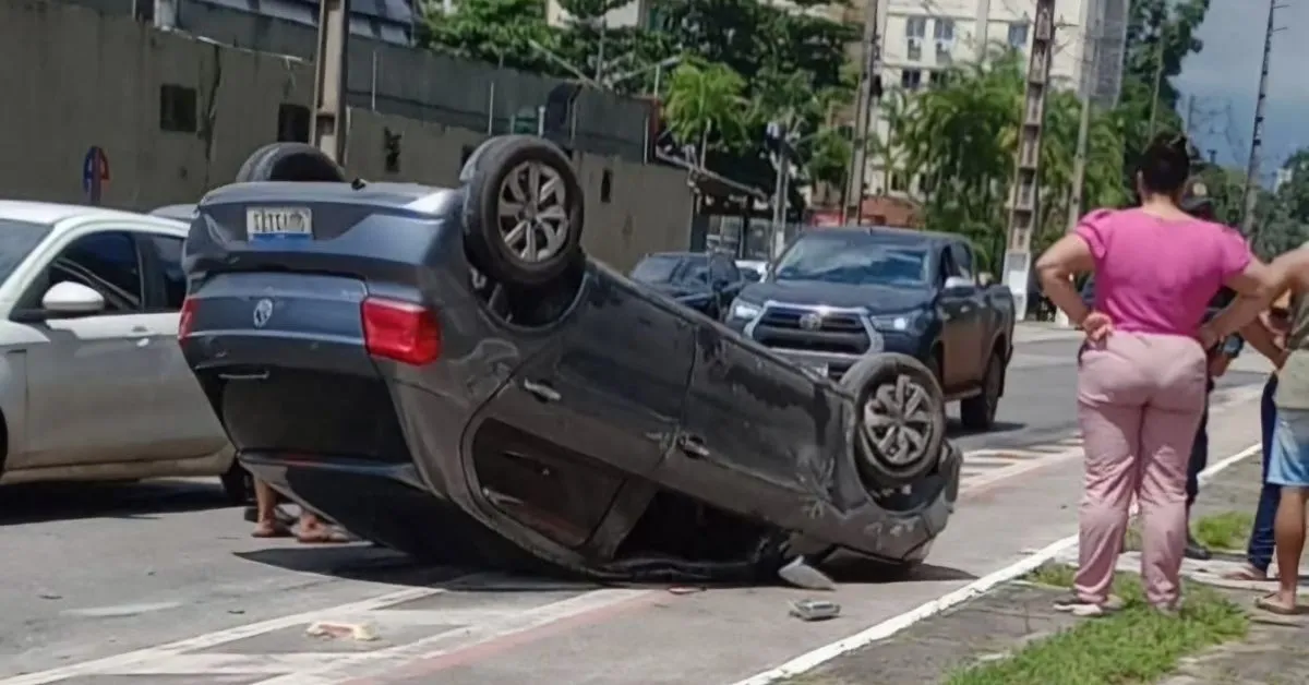 Imagem ilustrativa da notícia: Carro capota na Avenida João Paulo II, em Belém 