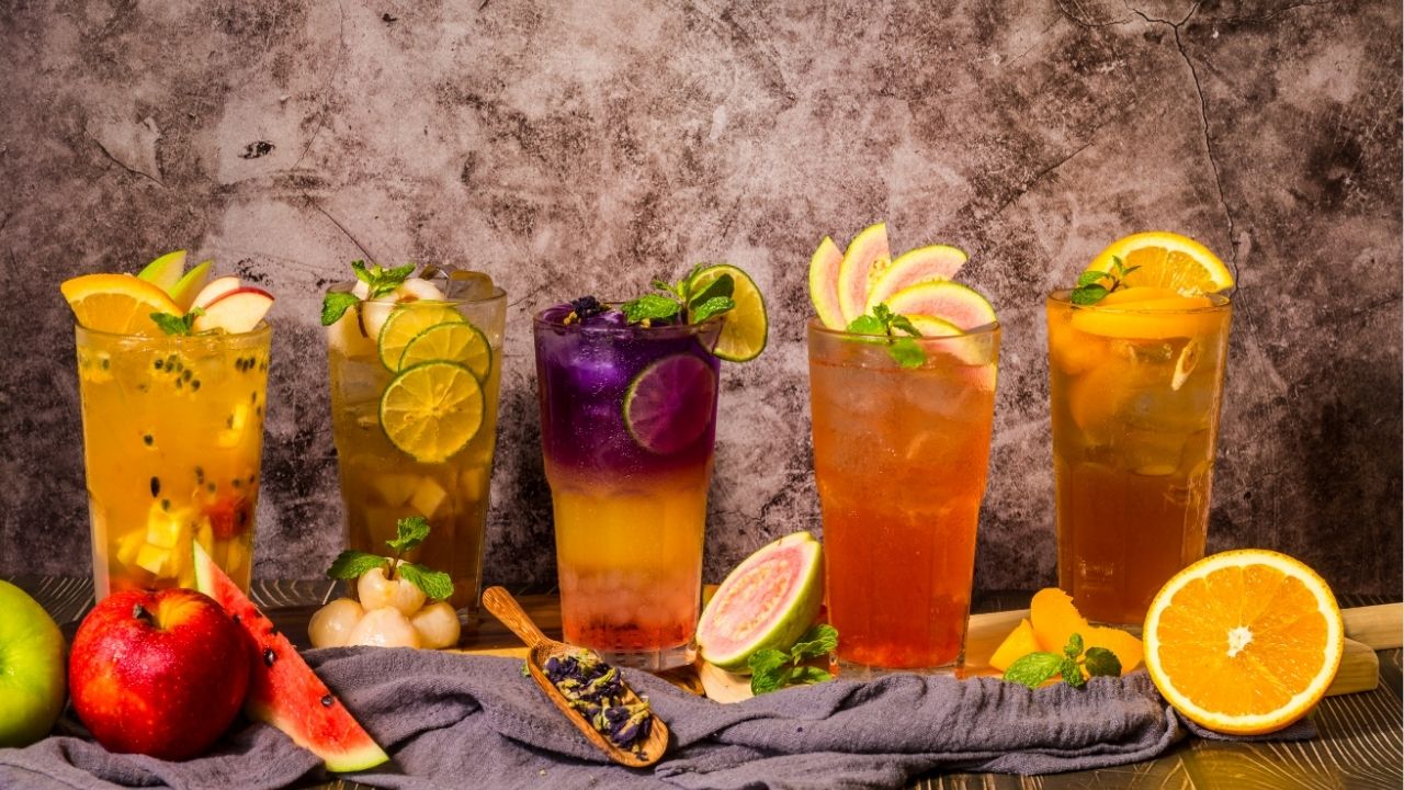 Confira 10 receitas de drinks não alcoólicos para você preparar em casa e curtir a festa sem preocupação.