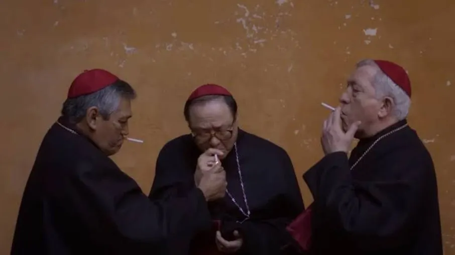 Imagem ilustrativa da notícia: Filme "Conclave" mostra cardeais fumando. Afinal, isso pode?