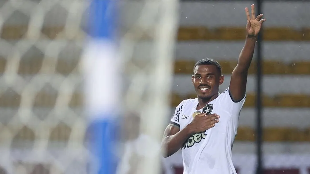 Imagem ilustrativa da notícia: Botafogo quebra jejum de 80 dias, vence com gol no fim e respira