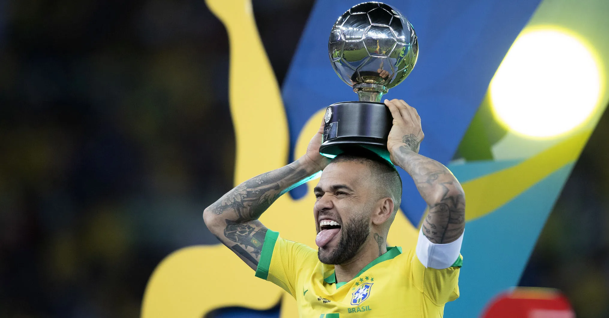 Imagem ilustrativa da notícia: Daniel Alves sugere retorno ao futebol em post simbólico