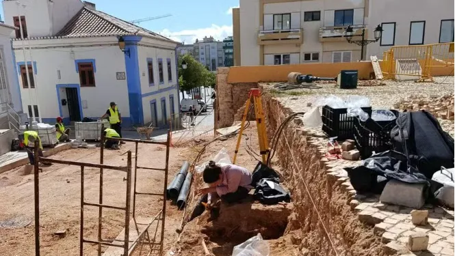 Imagem ilustrativa da notícia: Queda de muro de igreja revela 12 esqueletos humanos