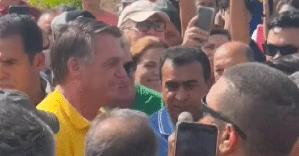 Imagem ilustrativa da notícia: Bolsonaro passa mal e vai de helicóptero para hospital no RN