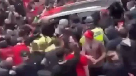Imagem ilustrativa da notícia: Vídeo: atropelamento fere dezenas após vitória do Liverpool