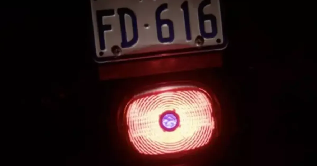 Imagem ilustrativa da notícia: Entenda porque motociclistas voltaram a usar pontos azuis nas lanternas traseiras