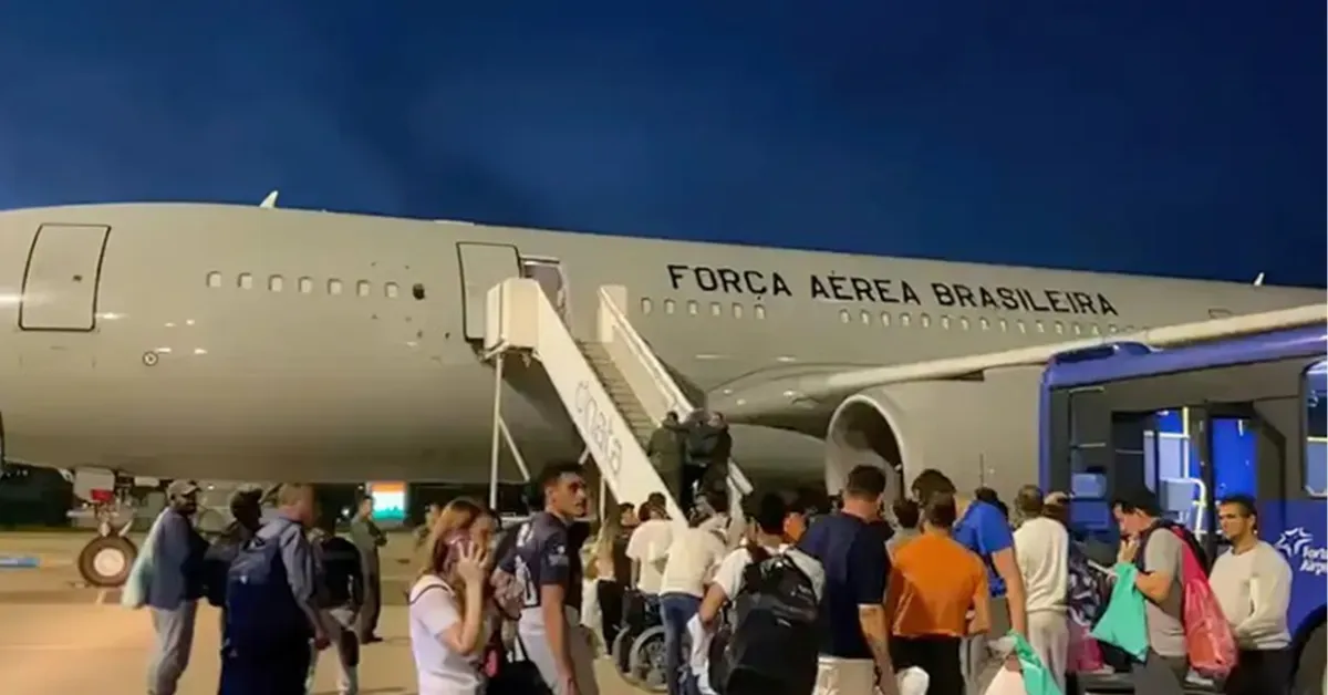 Imagem ilustrativa da notícia: Mais de 100 brasileiros deportados dos EUA desembarcam em Fortaleza