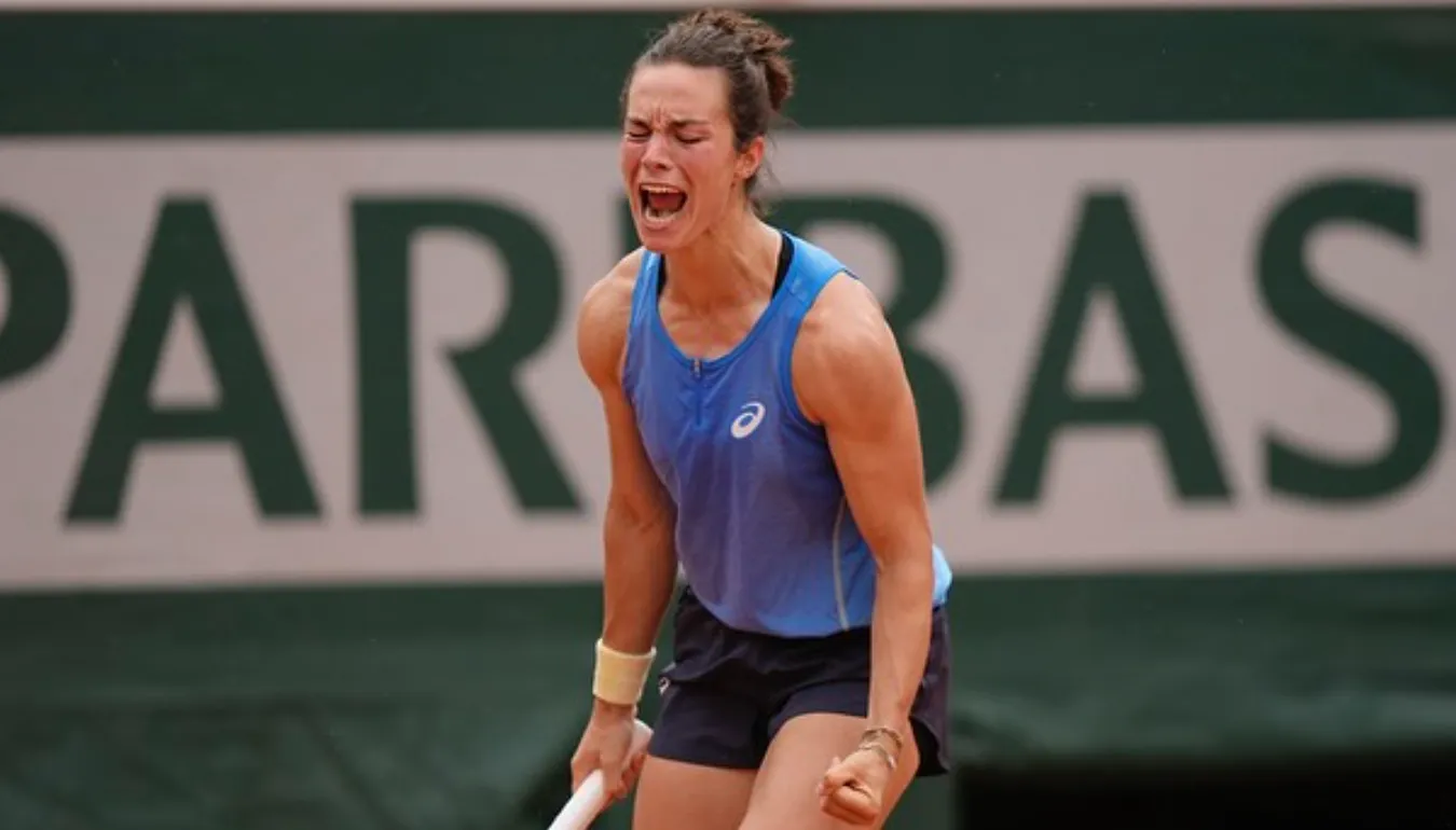Imagem ilustrativa da notícia: Zebra francesa Lois Boisson vence outra top 10 e vai à semi em Roland Garros