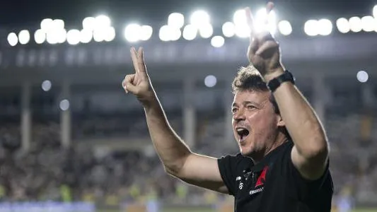 Imagem ilustrativa da notícia: Diniz é ovacionado por torcida do Vasco e Vegetti o elogia