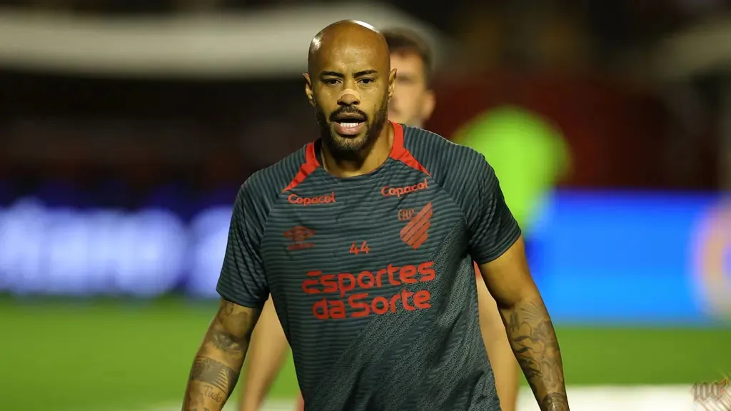 Imagem ilustrativa da notícia: Thiago Heleno rescinde com Athletico para assinar no Paysandu