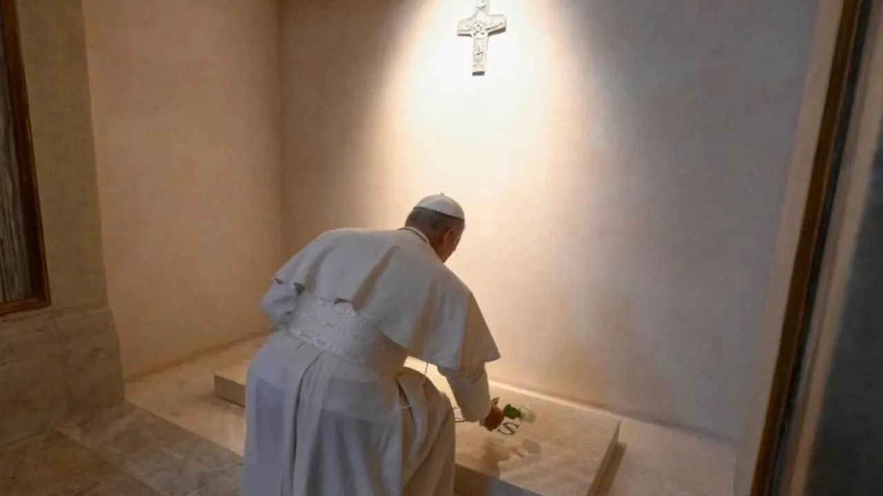 Imagem ilustrativa da notícia: Papa Leão XIV visita túmulo de Francisco na Basílica em Roma