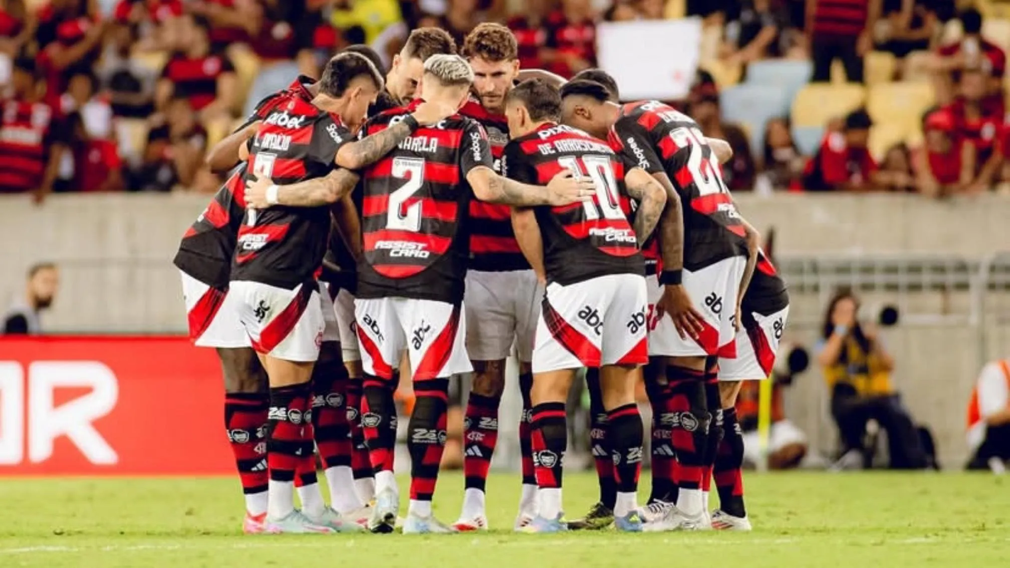 Imagem ilustrativa da notícia: Flamengo vence Bahia e assume liderança do Brasileirão