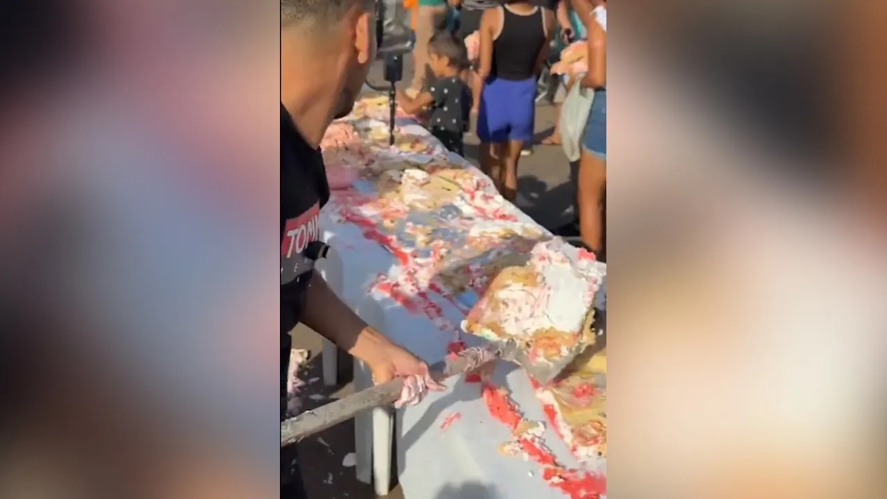 Imagem ilustrativa da notícia: Homem usa pá para servir bolo em festa do Dia das Mães