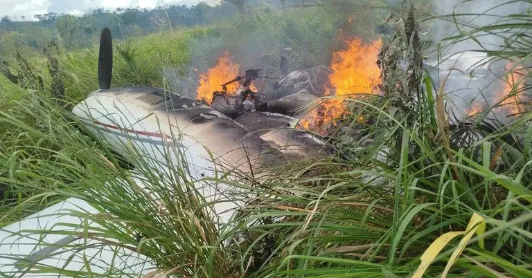 Imagem ilustrativa da notícia: Traficantes incendeiam avião com drogas após pouso no Pará