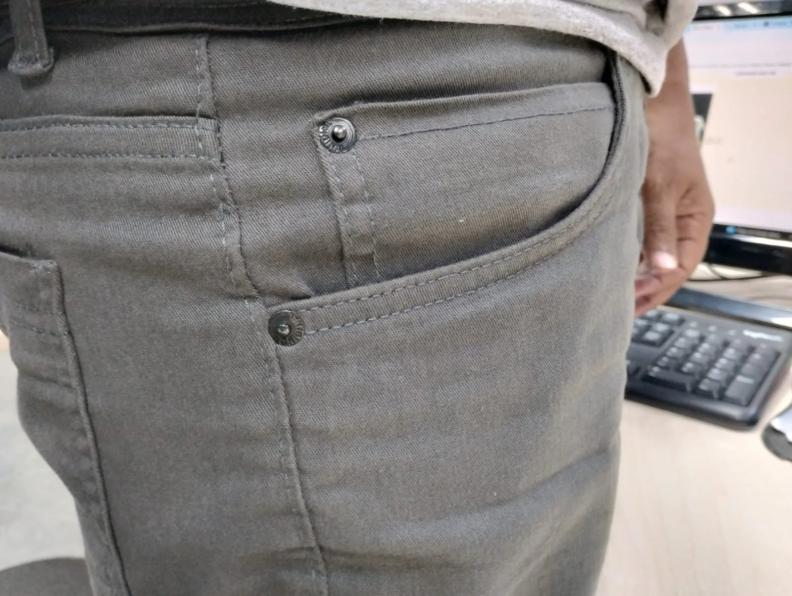 Imagem ilustrativa da notícia: Afinal, para que servem os botões de metal nas calças jeans?