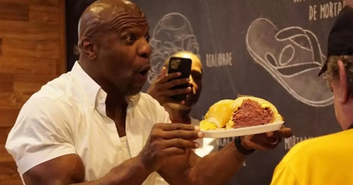 Imagem ilustrativa da notícia: Terry Crews visita Mercadão e se rende ao sanduíche de mortadela