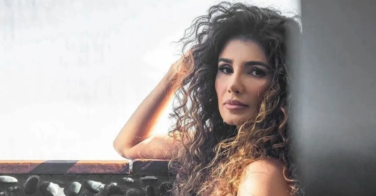 Imagem ilustrativa da notícia: De bumbum à mostra, Paula Fernandes choca web ao posar na praia