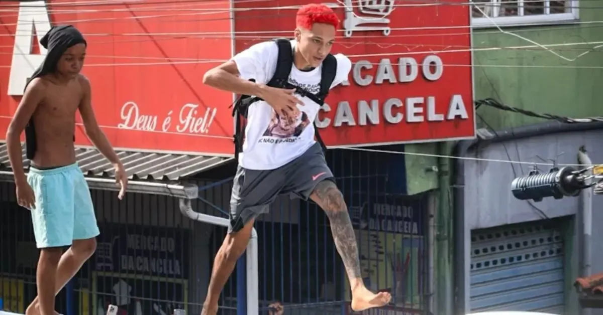 Imagem ilustrativa da notícia: Oruam sobe em ônibus e causa tumulto em frente ao presídio