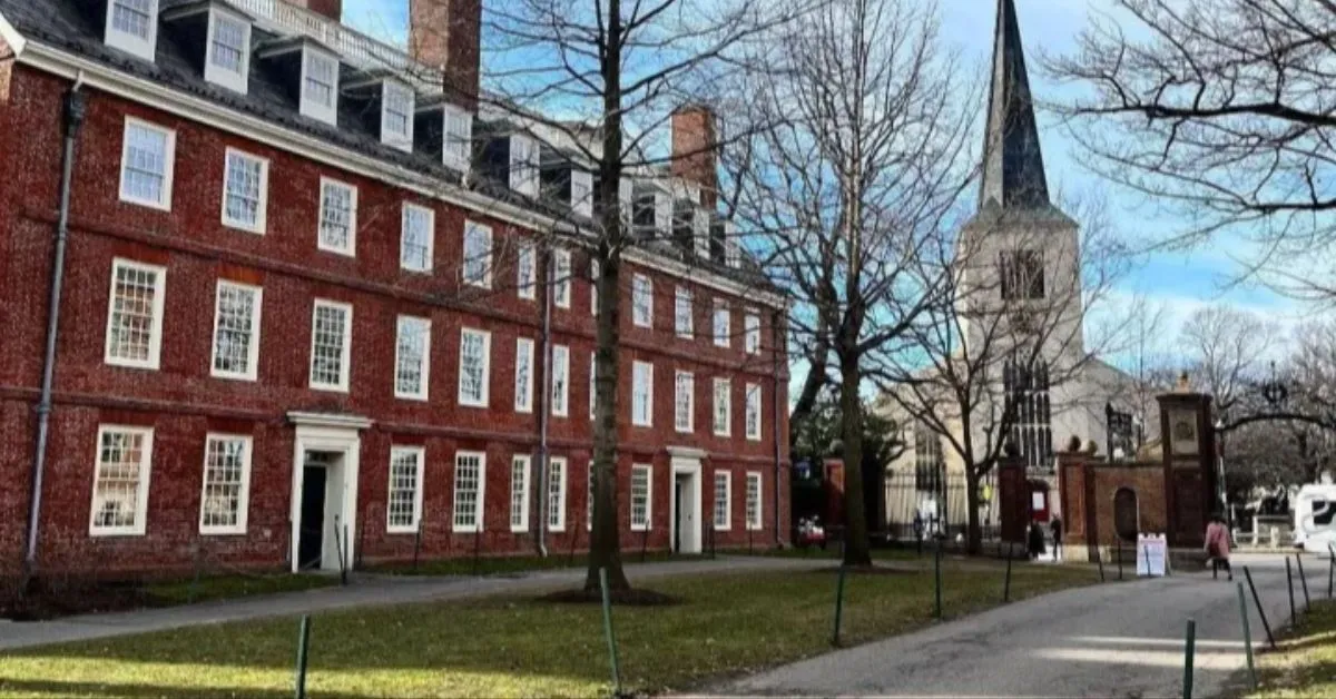 Imagem ilustrativa da notícia: Governo Trump proíbe Harvard de ter alunos estrangeiros