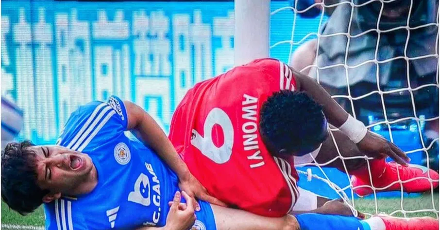 Imagem ilustrativa da notícia: Jogador da Premier League entra em coma após choque com trave
