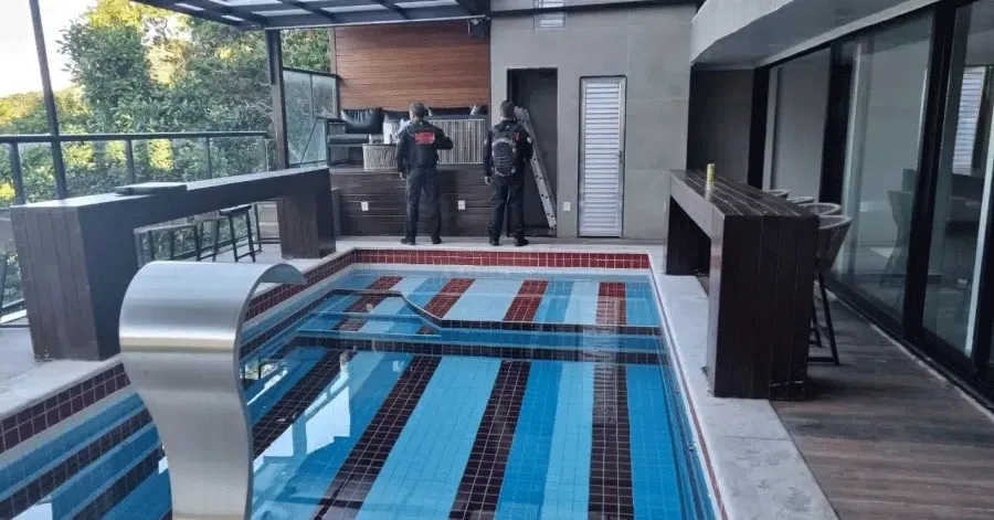 Imagem ilustrativa da notícia: Líder do CV do Ceará que escapou da polícia vive em mansão na Rocinha 