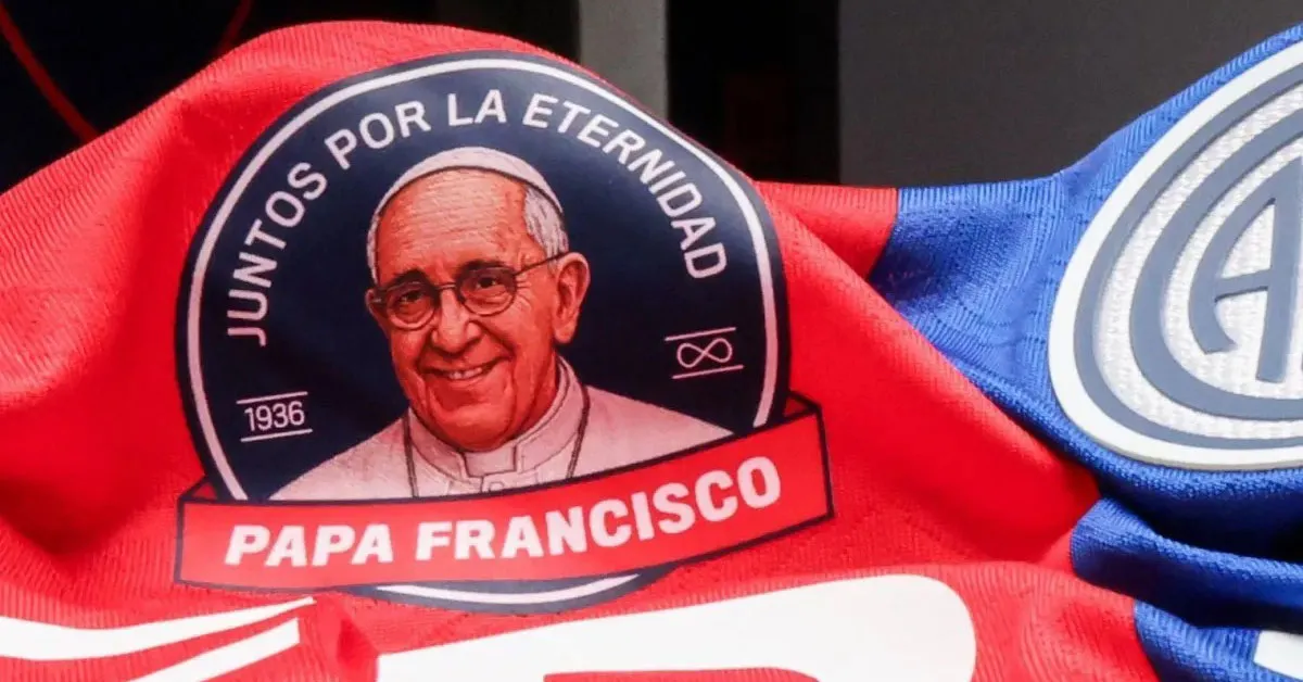 Imagem ilustrativa da notícia: San Lorenzo joga com camisa em homenagem ao Papa Francisco
