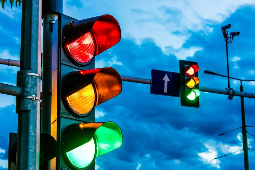 Imagem ilustrativa da notícia: Você sabe por que o semáforo tem as cores verde, vermelho e amarelo?