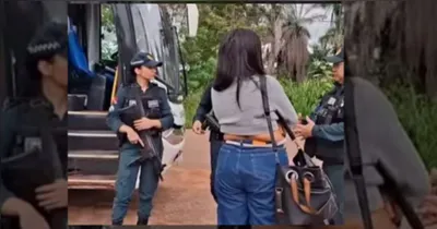 Polícia Militar prende passageira de ônibus transportando 8 tabletes de drogas.