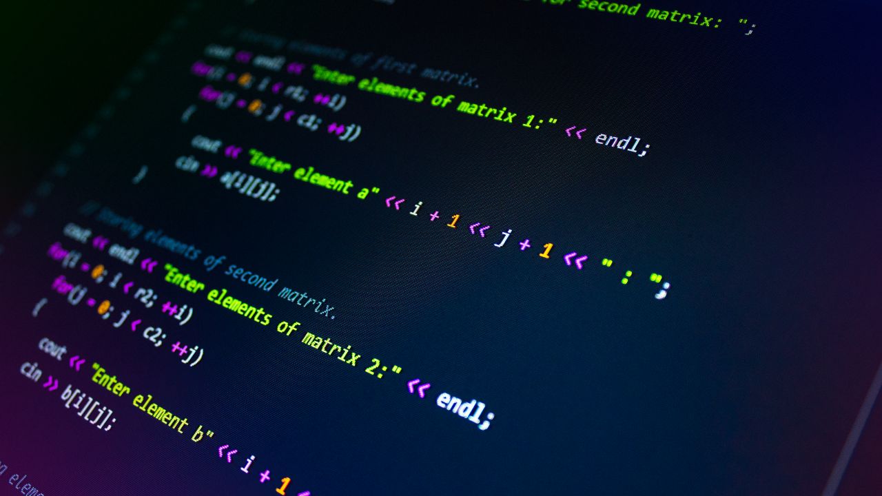 O objetivo é qualificar 10 mil profissionais em dois anos, com foco em quem ainda não tem experiência prévia em tecnologia da informação.