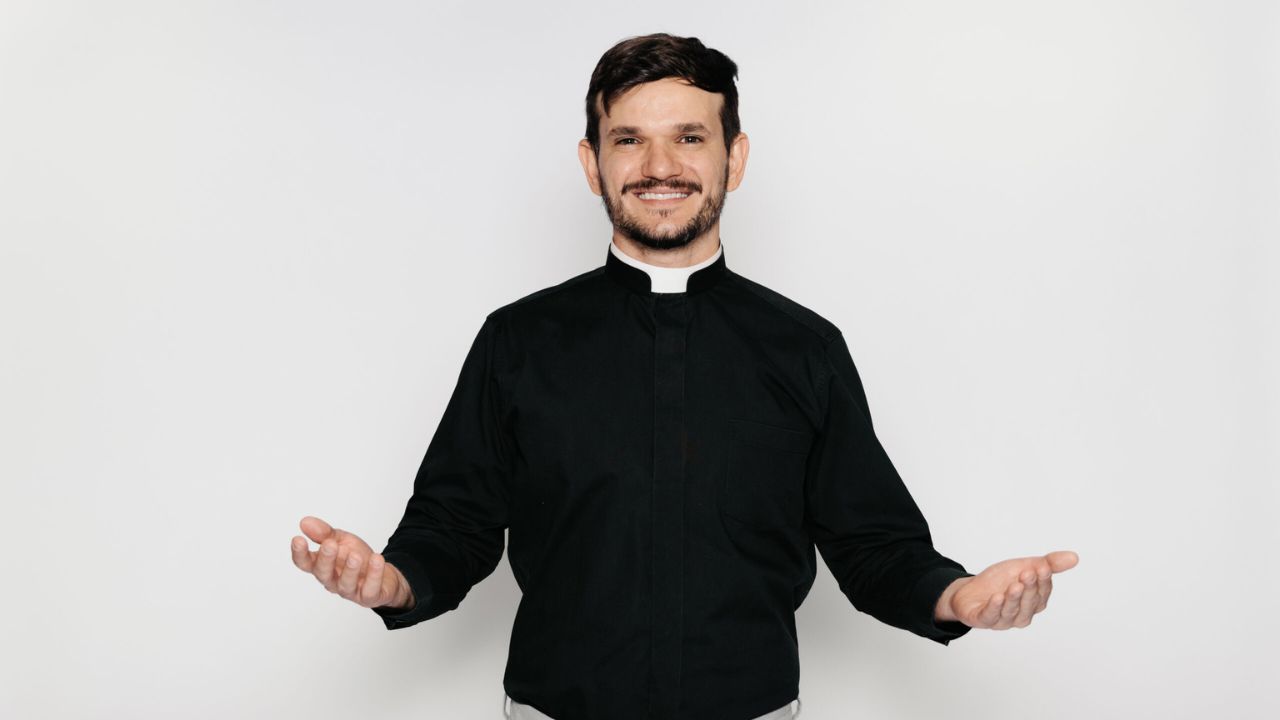 O sacerdote é natural do município de Colatina (ES), no entanto, mudou-se para o Pará quando ainda era uma criança passou a viver em Parauapebas, onde reside desde 2013.