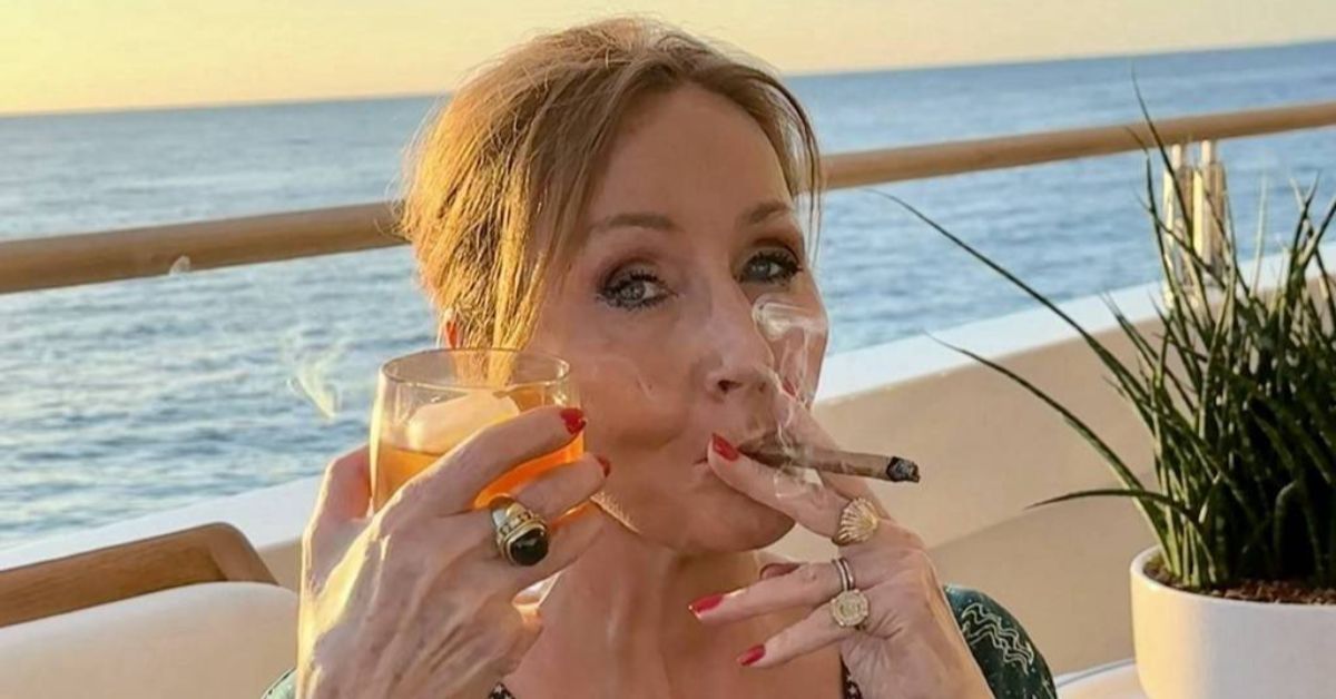 J.K Rowling faz parte de um setor da extrema-direita que argumenta que o apoio às pessoas trans estaria violando os direitos das mulheres biológicas.