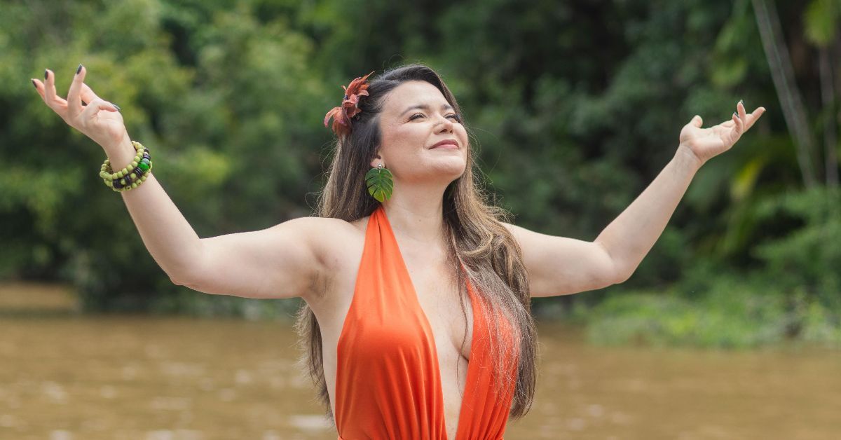 A faixa tem início com sons da natureza e evolui para o ritmo do carimbó, com arranjos pensados para ser a música de abertura dos shows da artista.