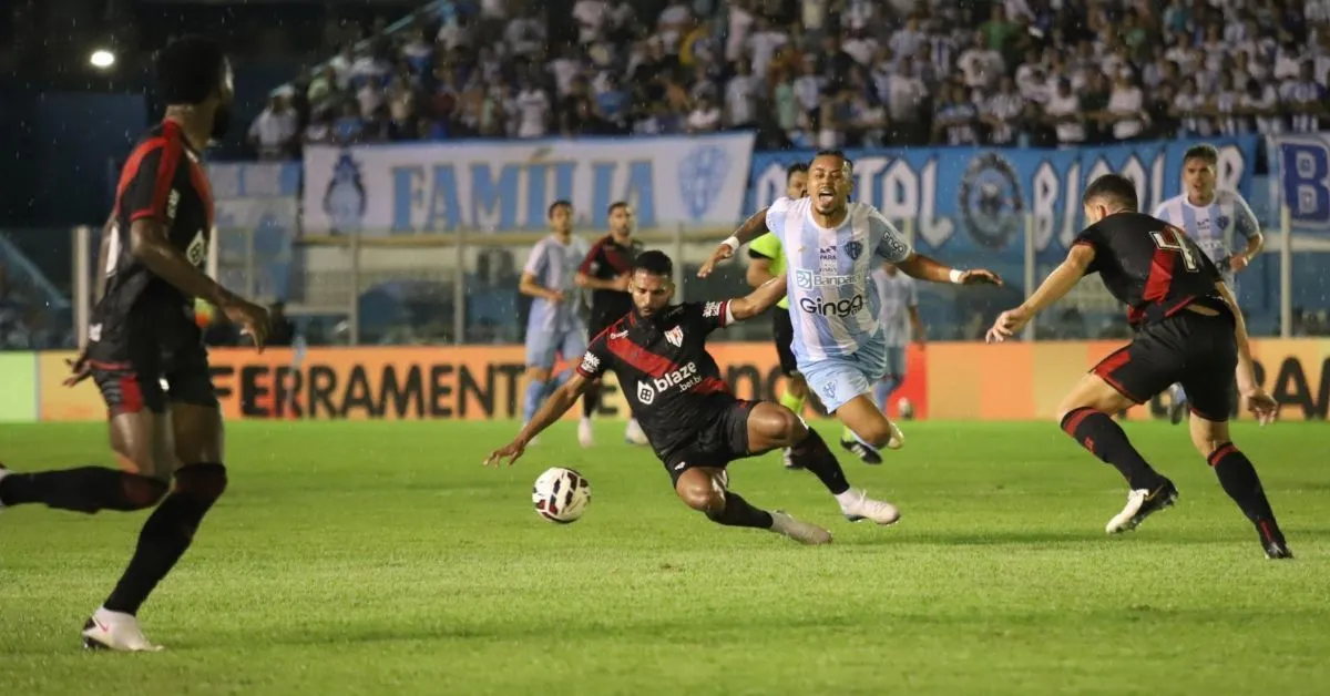 Imagem ilustrativa da notícia: Paysandu e Atlético-GO empatam em jogo com polêmica de arbitragem