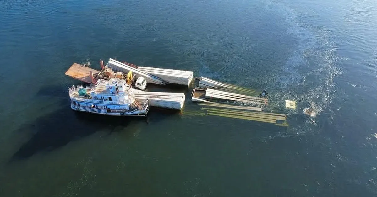 Imagem ilustrativa da notícia: Vídeo: balsa com postes de energia naufraga no Pará