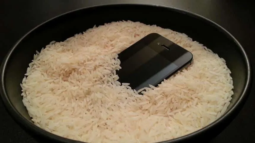 Imagem ilustrativa da notícia: Celular molhou? Veja se colocar no arroz resolve
