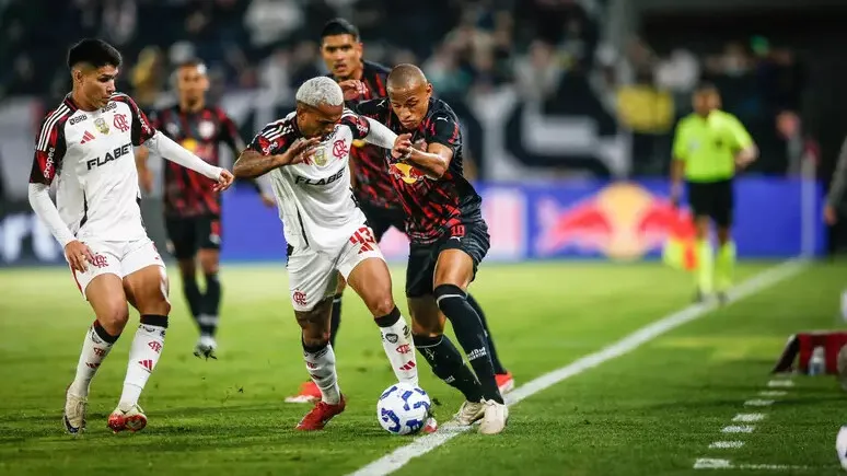 Imagem ilustrativa da notícia: Brasileirão: Flamengo bate o Bragantino e cola no Cruzeiro