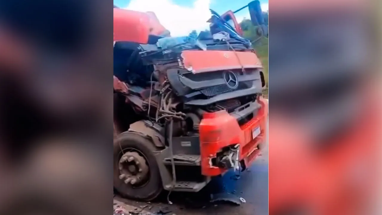 Imagem ilustrativa da notícia: Vídeo: carreta bate na traseira de caminhão boiadeiro no PA