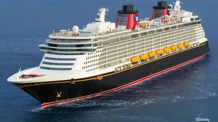 Imagem ilustrativa da notícia: Criança cai de 4º andar de navio da Disney e pai pula no mar