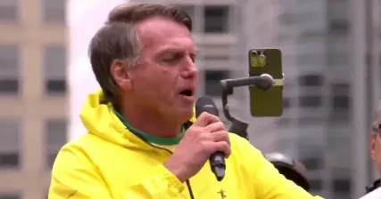 Imagem ilustrativa da notícia: Bolsonaro tenta falar inglês em ato e imita slogan de Trump