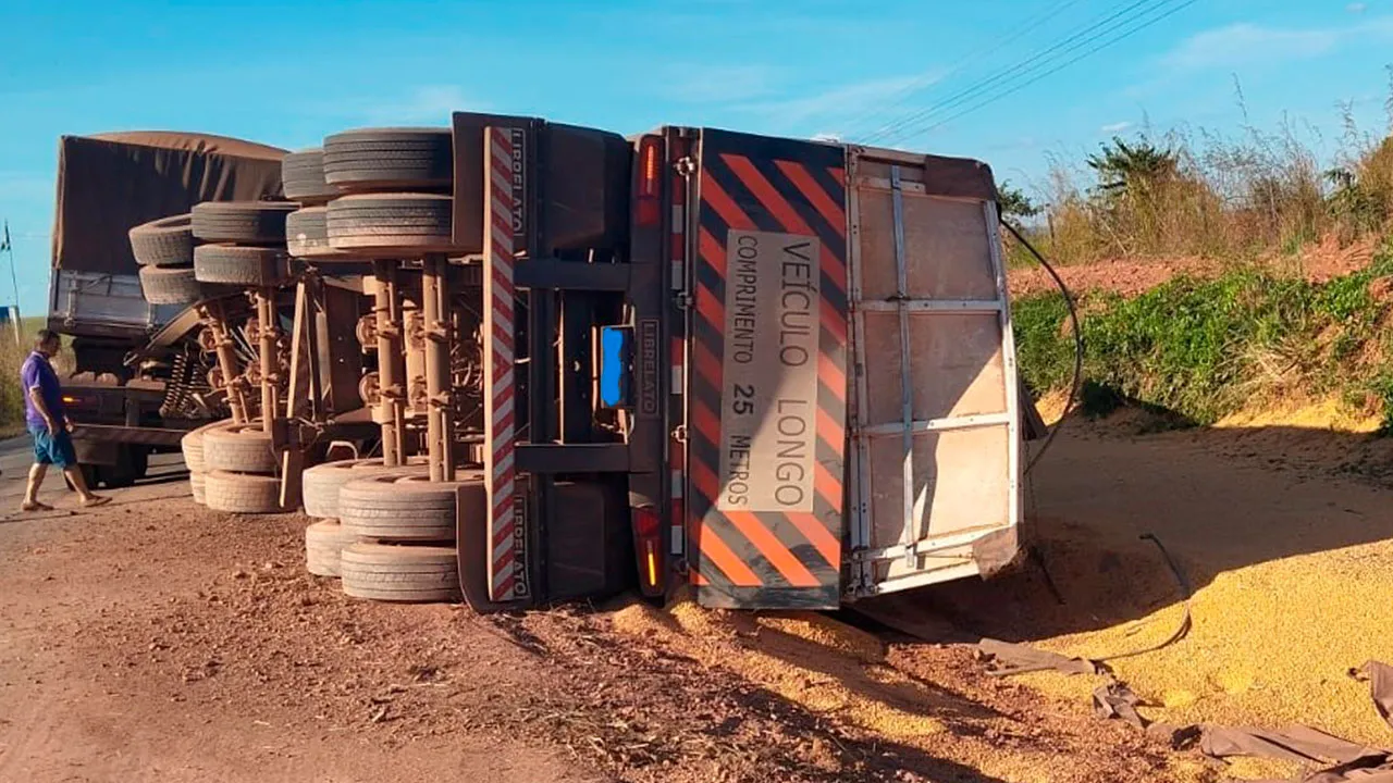 Imagem ilustrativa da notícia: Carreta carregada de milho tomba na BR-155 no sul do Pará