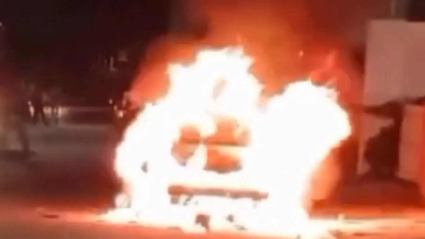 Imagem ilustrativa da notícia: Homem estaciona em cima de fogueira e veículo é incendiado