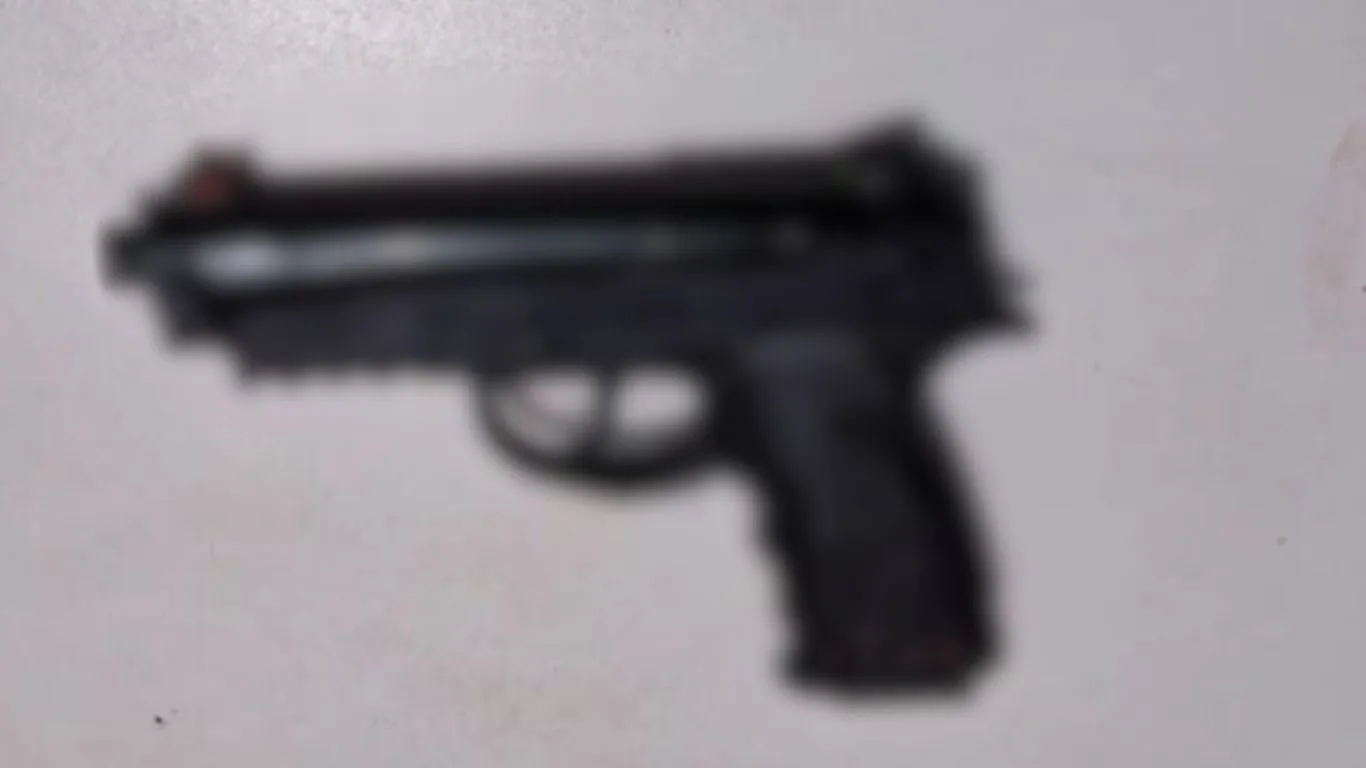 Imagem ilustrativa da notícia: Homem é preso após ameaçar banhistas com arma falsa